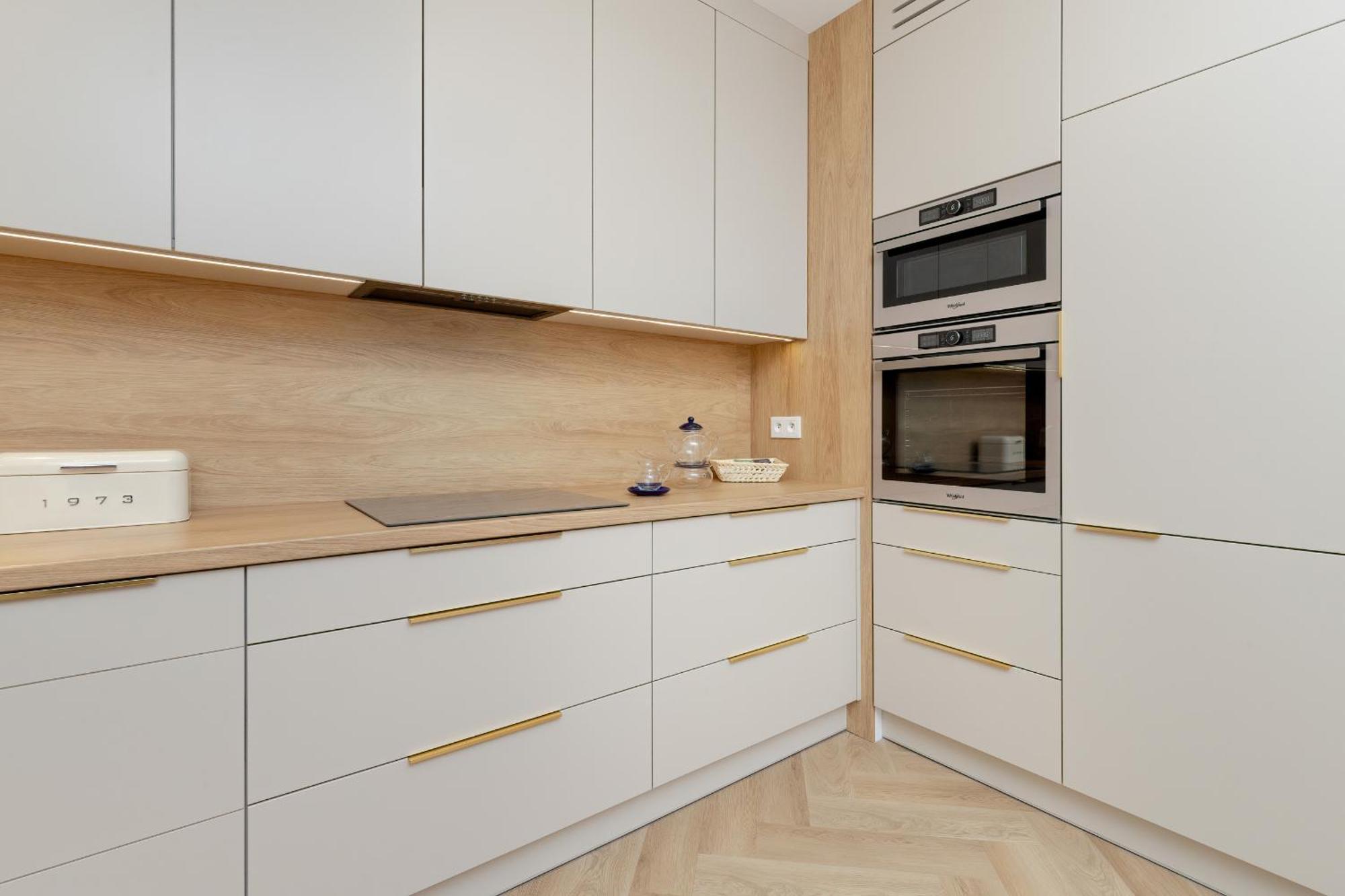 Bright Beige With Furnished Balcony And Parking In By Renters Apartament *