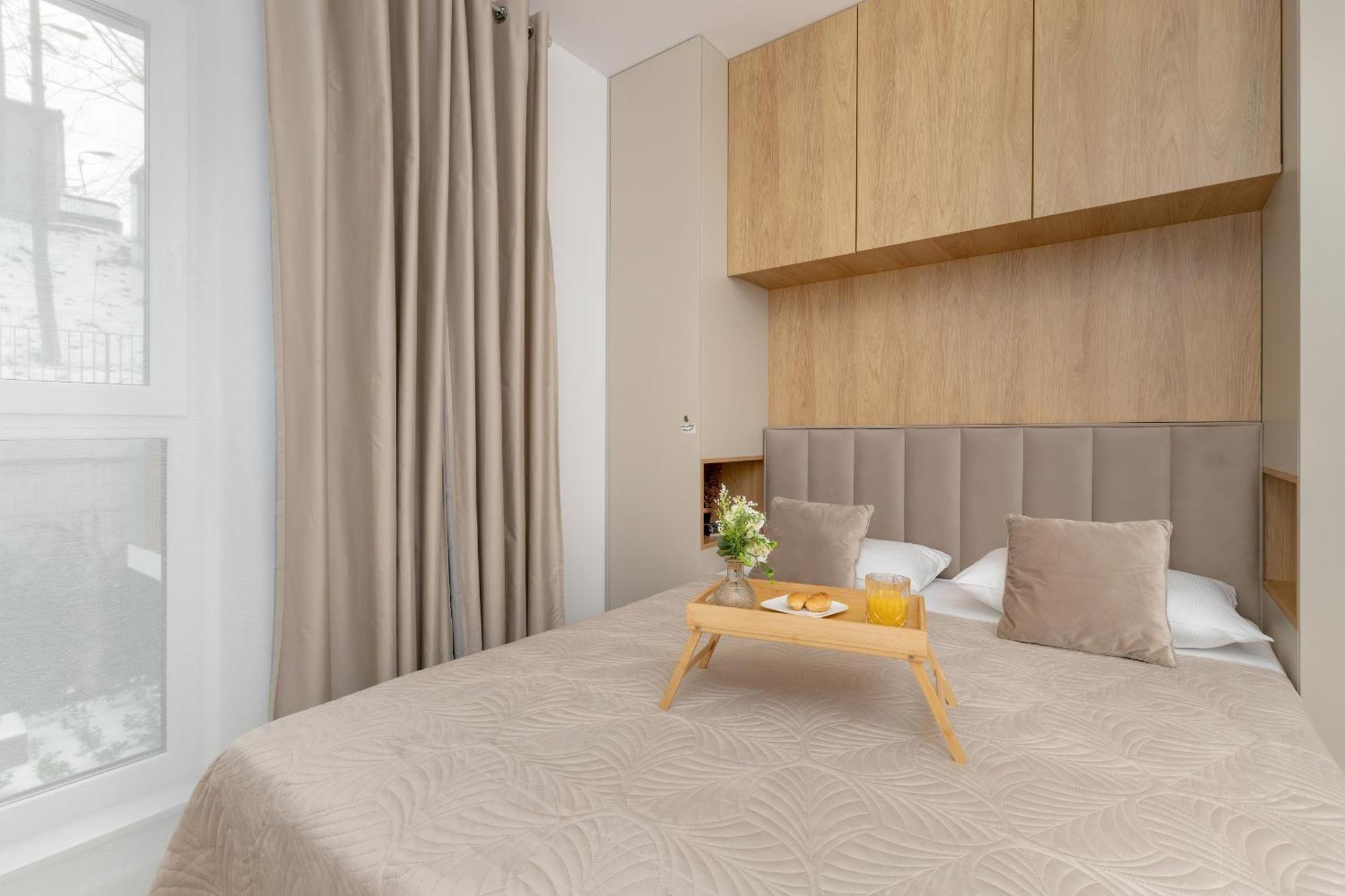 Bright Beige With Furnished Balcony And Parking In By Renters Apartament Gdańsk
